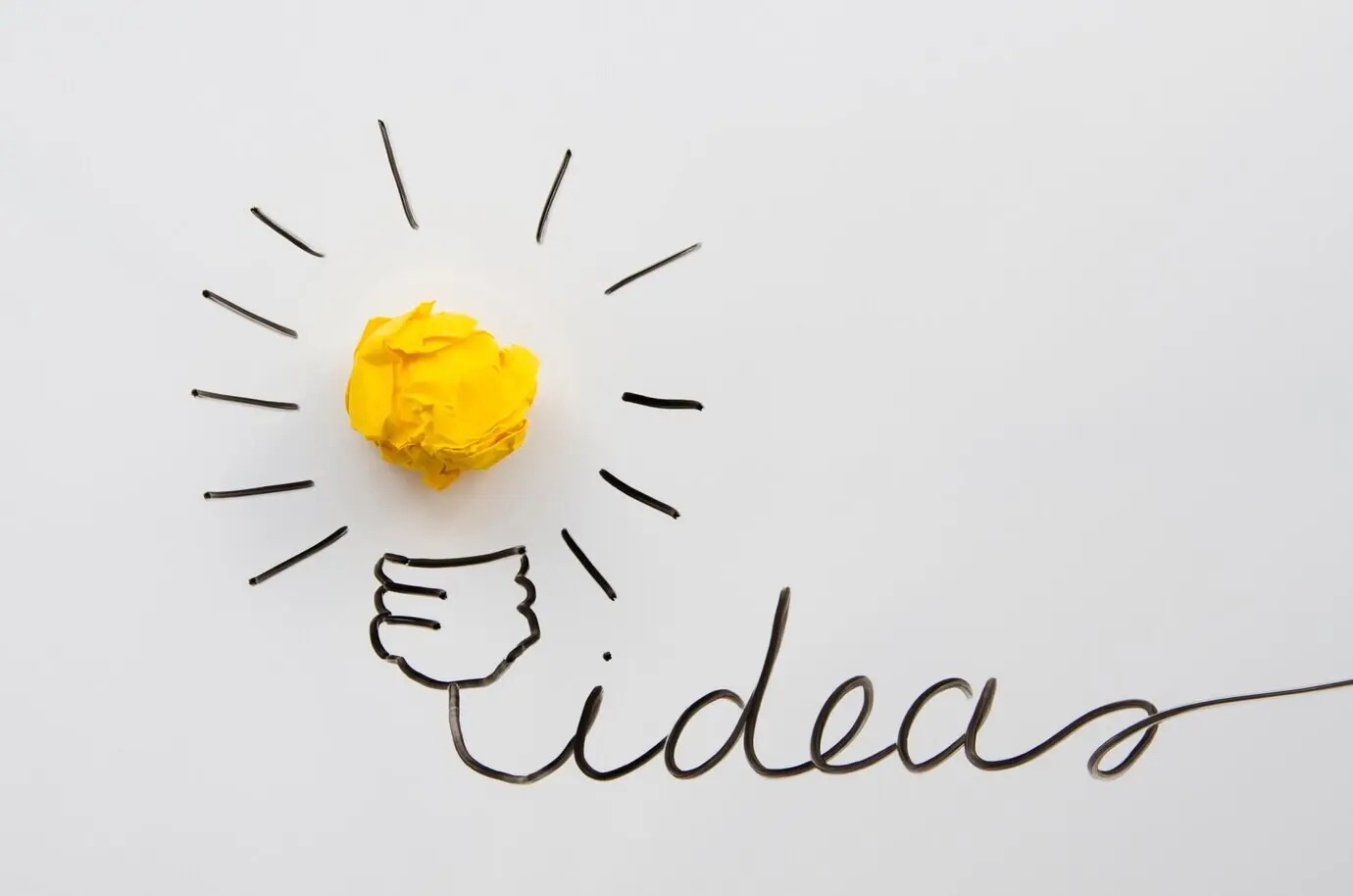 Konzept für kreative Idee und Innovation mit einer Papierkugel als Glühbirne