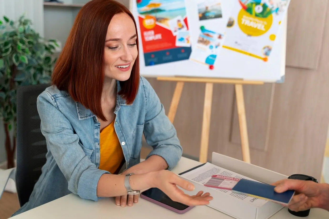 Halbnahe Aufnahme einer Frau, die im Büro eines Reisebüros arbeitet.